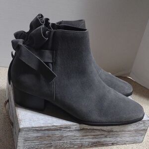 Aerosoles Grey Suede Booties Size 8.   A11